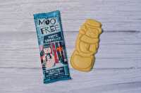 Der Schneemann weiß von Moo Free ist ein leckerer Schokoriegel mit weißer Reismilchschokolade im Schneemann-Design. Also genau das Richtige, um Kinderaugen im Winter zum Leuchten zu bringen!