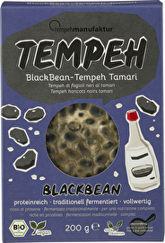 Der BlackBean Tempeh Tamari von Tempehmanufaktur wird aus schwarzen Bohnen und Edelschimmel sorgfältig gereift. Unter Zusatz von Tamari-Sauce entsteht so ein sehr leckerer Tempeh, der sich sehr gut anbraten lässt.