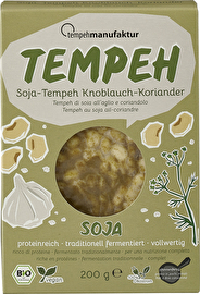 Der Tempeh Knoblauch-Koriander von Tempehmanufaktur geht geschmacklich in die indonesische Küche und eignet sich ideal für frische, gemüselastige Gerichte und Suppen.