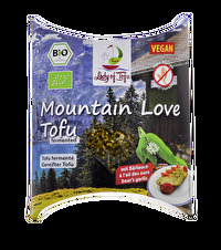 Mountain Love Tofu mit Bärlauch ist ein schnittfester, eingelegter Tofu von Lord of Tofu, der sich bestens als Brotbelag oder Salatbeigabe eignet. Auf Pizzen oder Flammkuchen macht er auch eine richtig gute Figur!