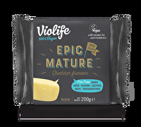 Der Epic Mature Block von Violife hat mit seinem herrlich-intensiven Cheddargeschmack großes Snackpotential und könnte im Nu aufgefuttert sein - also schnell zugreifen!
