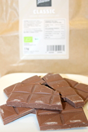 Die vegane Bruchschokolade - Classic von planeo ist eine cremige Schokolade, die Milchschokolade nachempfunden ist.