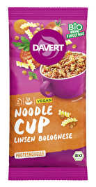Der Noodle-Cup Linsen Bolognese von Davert bringt dir deine kleine Zwischenmahlzeit nach Hause oder ins Büro.