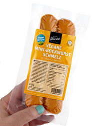 Die Vegane Mini-Bockwurst mit Schmelz von planeo - exakt wie die beliebten veganen Bockwürstchen, nur noch mit etwas Käsealternative drin.