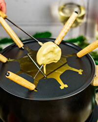 Das vegane Fondue von planeo – die perfekte Alternative zum klassischen Käsefondue! Auf Blumenkohlbasis hergestellt, überzeugt es mit cremiger Konsistenz, würzigem Geschmack und einer feinen Weinnote.