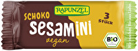 Für den Sesamini Schoko von Rapunzel wird aus Rapadura Vollrohrzucker, Cristallino Rohrzucker und Reissirup eine köstliche Karamellmasse hergestellt, die mit geröstetem Sesam gemixt und anschließend mit Schokolade überzogen wird.