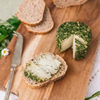 Petit Frais Schalotte & Schnittlauch – die pflanzliche Frischkäse-Alternative von Petit Veganne. Durch eine mehrwöchige Reifung entwickelt sie ihre feine Kruste, während der cremige Kern erhalten bleibt.