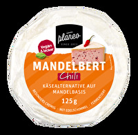 Der Mandelbert Chili von planeo ist eine wirklich gelungene vegane Camembert-Alternative mit einem gesunden Maß an feurigen Chilis.