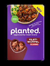 Die Filetwürfel Classic von planted kommen als 1-2 cm große vegane Fleischwürfel daher. Sie sind mild vorgewürzt und müssen nur noch kurz in der Pfanne angebraten werden.