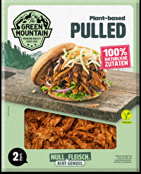 Mit Veganes Pulled von Green Mountain gibt es endlich eine vegane Alternative zu Pulled Pork, die ihren Namen gerecht wird.