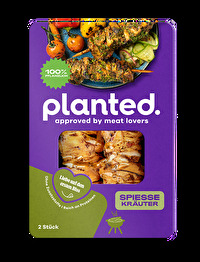Der Chicken Grillspieß Kräuter von planted. ist eine pflanzliche Alternative aus Erbsenprotein mit 15 % würziger Marinade.