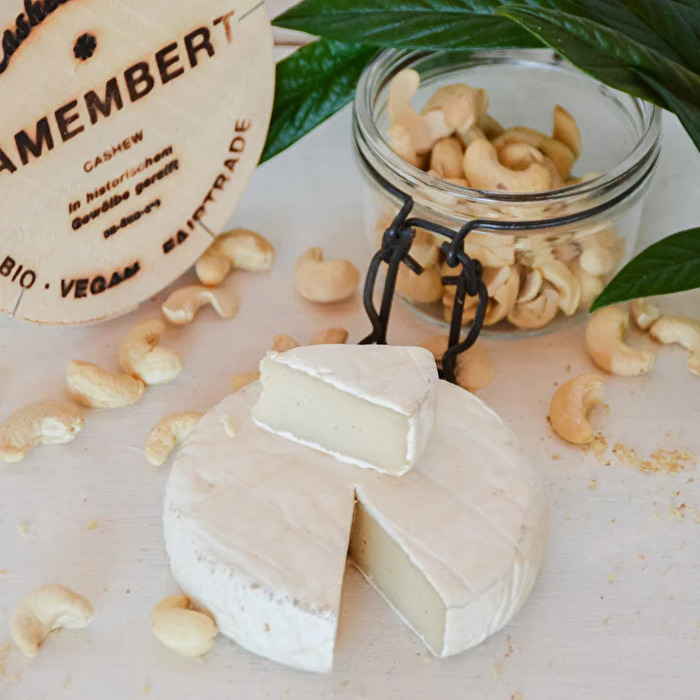 Der Vamembert Natur von Cashewrella ist eine pflanzliche Alternative zu Camembert auf Basis von Cashewkernen.