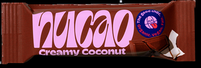 Der Creamy Coconut Riegel von nucao ist ein auf Kokosnussmilchpulver basierender Schokoladenriegel mit cremiger Füllung.