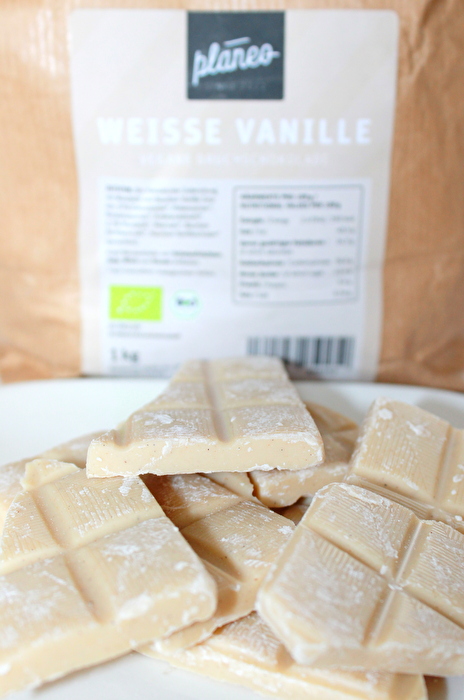 Die weiße Vanille Bruchschokolade von planeo ist eine cremige, weiße Schokolade.