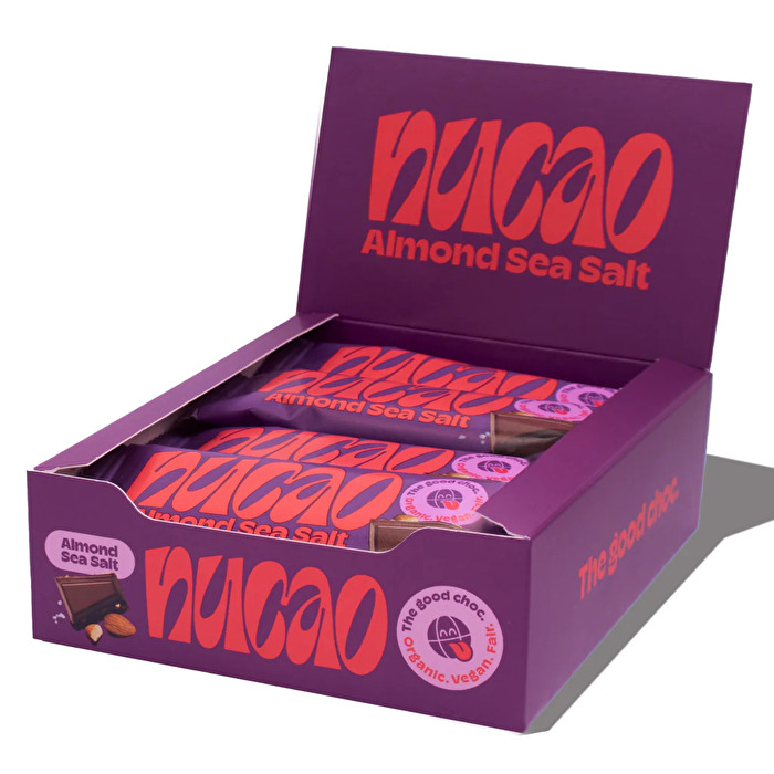 Den leckeren Almond Sea Salt Riegel von nucao mit gehackten Mandelstücken und einer Prise Meersalz bekommst du jetzt endlich auch in der großen 12er Packung.