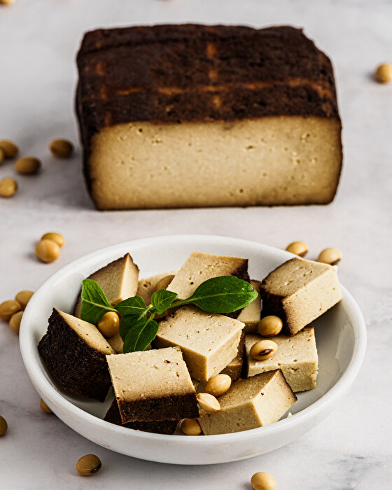 Der Bio Räuchertofu von planeo ist ein ganz ausgezeichneter Räuchertofu, den Du ideal aufs Brot, in den Salat oder angebraten als Fleischersatz verwenden kannst.