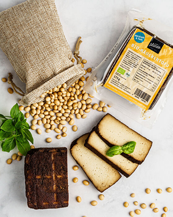 Rauchig, lecker - der Räuchertofu von planeo brignt Euch den leckeren Klassiker auf den Tisch.