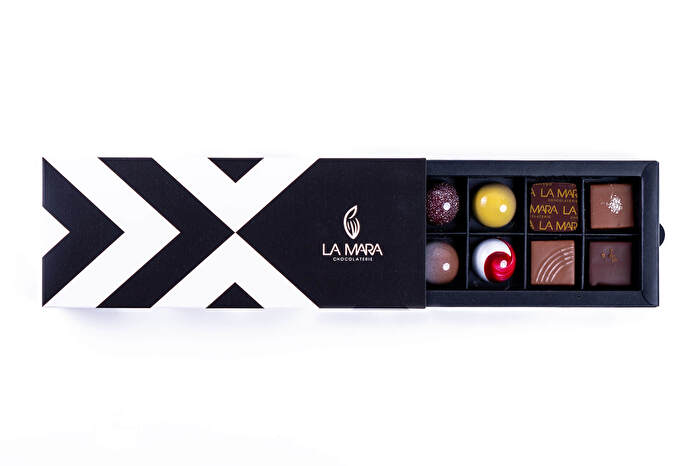 Pralinenbox Classy 12er - alkoholfrei von LA MARA Chocolaterie ist eine exquisite Auswahl handgemachter Pralinen, die für jeden Geschmack das Richtige bieten – von fruchtig bis crunchy, von cremig bis herb.