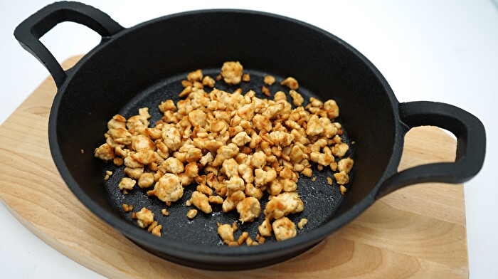 Die fein granulierte, saftig-lockere Textur von The Pilzprotein-Hack von Revo Foods erinnert an klassisches Hackfleisch, während der herzhafte Geschmack mit milder Pilz- und feiner Kräuternote begeistert.