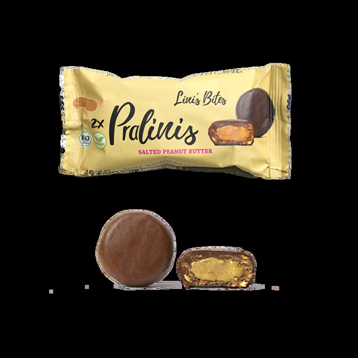 Der Name Salted Peanut Butter Pralinis klingt schon verheißungsvoll. Aber diese weiche Kekskugeln, umhüllt von knackig-aromatischer Schokolade und leicht salziger Erdnusscremefüllung schmecken sogar noch viel besser als der Name klingt!