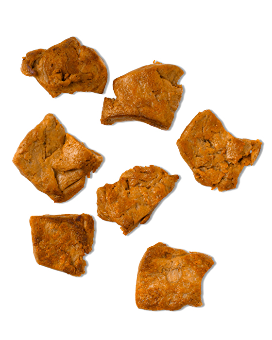 Medaillons ca. 10–15 Minuten in einer Mischung aus Sojasauce, Wasser und etwas Senf oder Gemüsebrühe einweichen. Anschließend gut ausdrücken und in einer beschichteten Pfanne goldbraun anbraten oder wie Fleisch weiterverarbeiten.