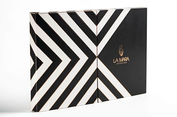 Der vegane Adventskalender Pralinen von La Mara bietet Dir - sage und schreibe - 24 verschiedene Pralinen in 8 Geschmacksvarianten.