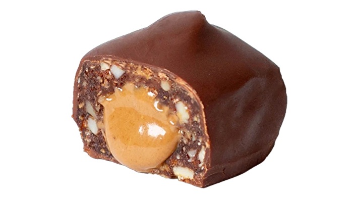 Die zart cremige Füllung wird von einer herzhaften Schokoladenkuvertüre umwandelt.