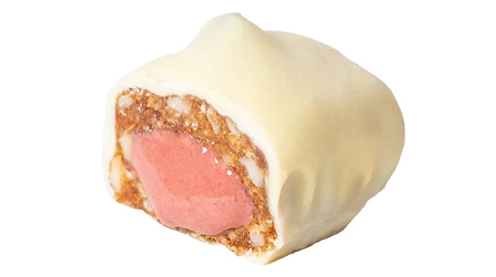 Der vegane Schokoriegel verzichtet dabei auf raffinierten Zucker und andere künstliche Zusätze.