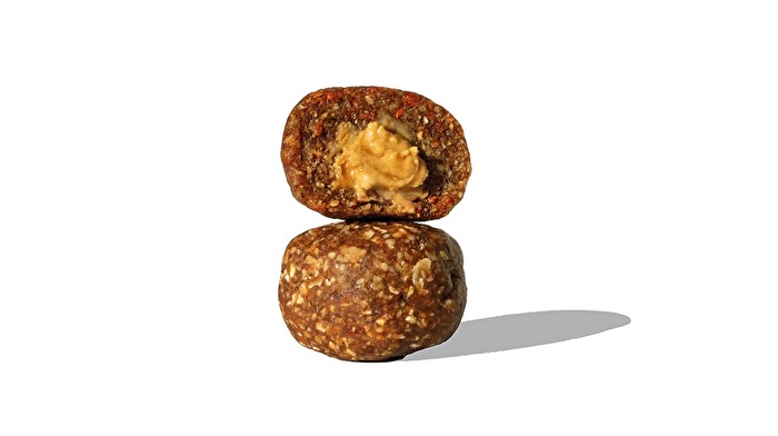 Die Carrot-Cake Balls von treatfuls bestehen aus ballaststoffreichen Datteln, kombiniert mit gerösteten Haselnüssen und der zarten Süße getrockneter Karotten.