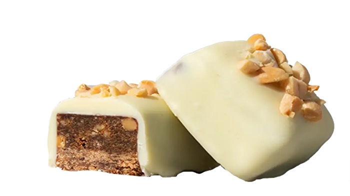 Im Weiße salzige Erdnuss Riegel von treatfuls trifft geröstete Erdnuss auf Dattel, umhüllt von einer zarten Reis-Kokos-Schicht.