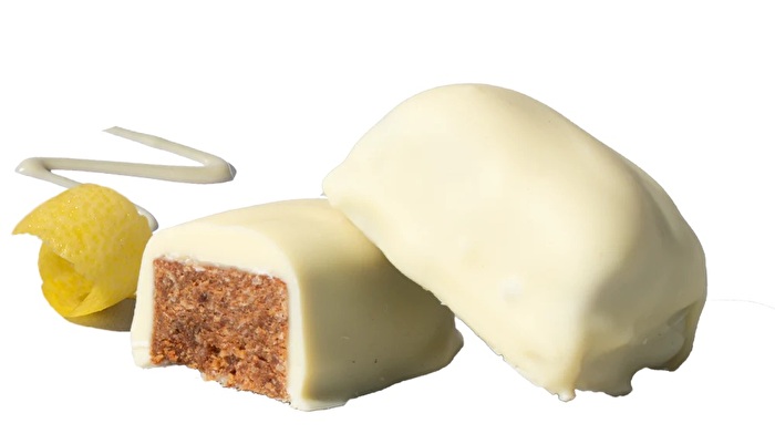 Im Weiße Zitronenkuchen Riegel von treatfuls vereinen sich Haselnuss und Mandel mit erfrischendem Zitronenabrieb, umhüllt von einer feinen Reis-Kokos-Schicht.