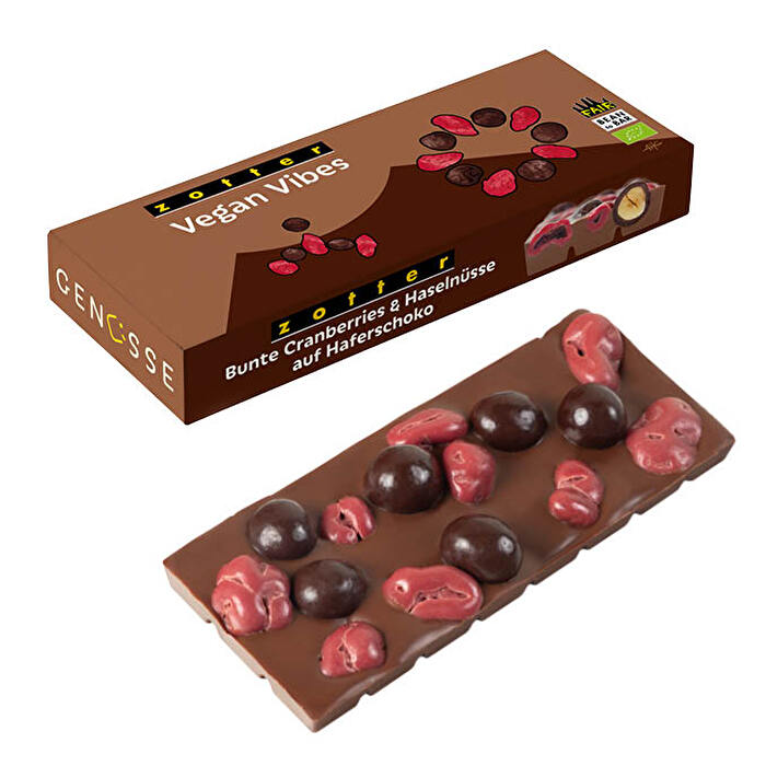 Als besonderes Highlight enthält sie eine üppige Menge karamellisierter Haselnüsse, Haselnussnougat und getrockneter Cranberries, die in eine Hülle aus Preiselbeerkuvertüre gebettet sind.