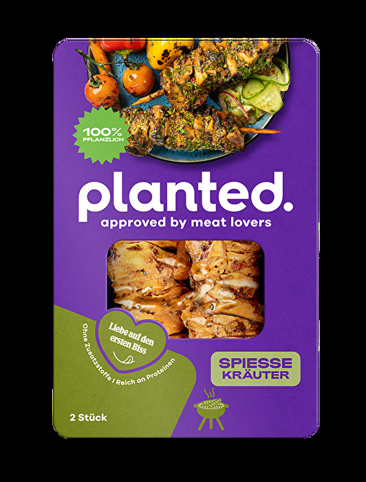 Der Chicken Grillspieß Kräuter von planted. ist eine pflanzliche Alternative aus Erbsenprotein mit 15 % würziger Marinade.
