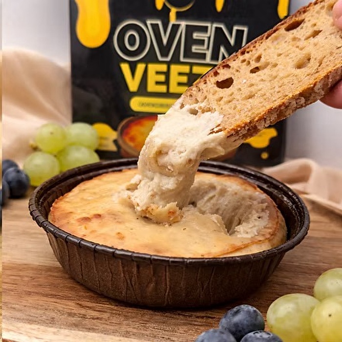 Mit dem Ofen-VEEZE von VEEZE holst du dir eine cremige Ofenkäse Alternative auf Cashewbasis nach Hause.