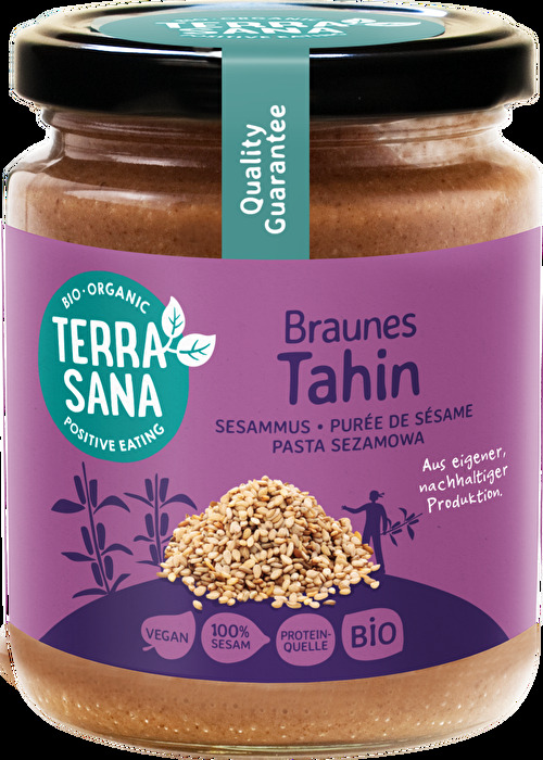 Das Tahin dark ist ein dunkles Sesammus von TerraSana und wird aus ungeschälten Sesamsamen hergestellt. Es überzeugt mit einem kräftigen, aromatischen Geschmack sowie einer angenehm cremigen Konsistenz.