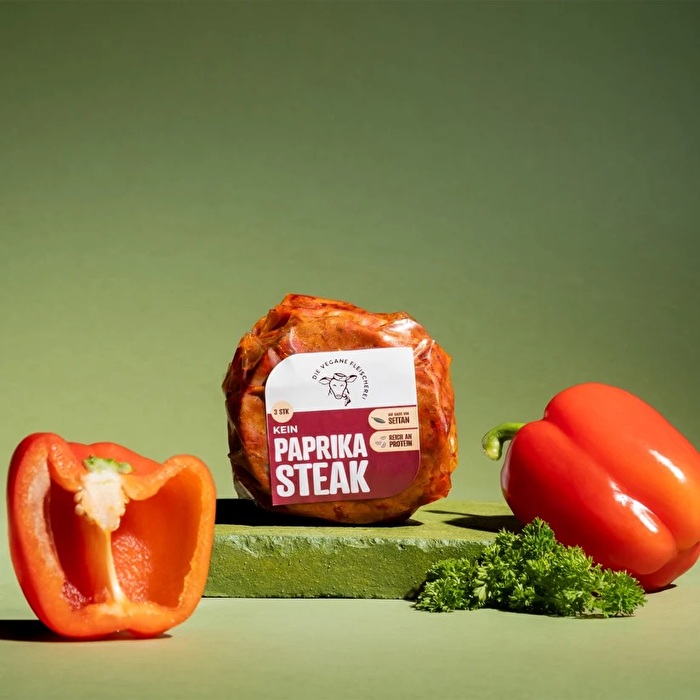 Für alle, die eine wirklich erstklassige und authentische Alternative für die Grillsaison suchen, ist das Sortiment von Die Vegane Fleischerei die perfekte Lösung. Dieses Kein Paprikasteak wird in hauseigener Produktion hergestellt und in einer delikaten Paprikamarinade eingelegt.
